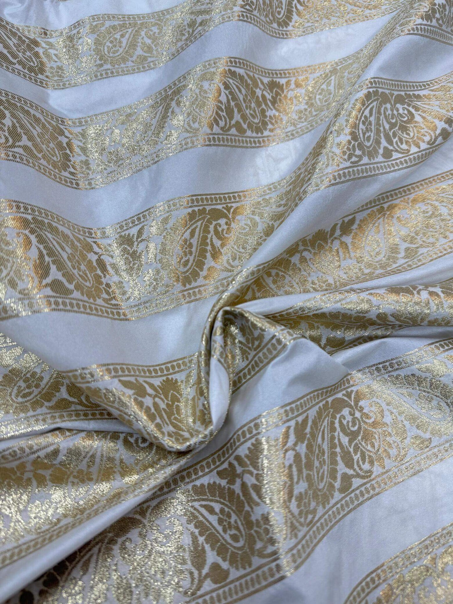 banarasi-silk-unstiched-dyeable-lehenga-choli-set