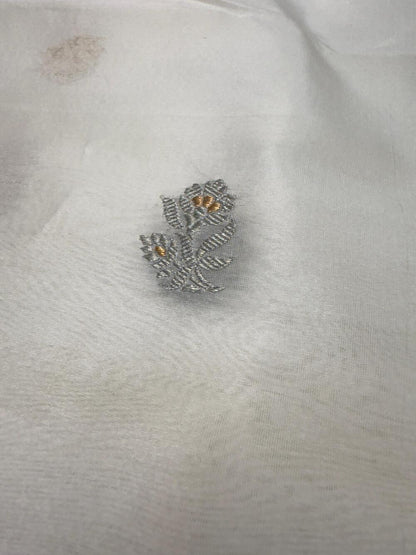 HANDLOOM ORGANZA SILK FABRIC – WHITE (KADHUWA BOOTA, SONA RUPA ZARI WITH MEENAKARI, DYEABLE)